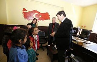 Rektör Amca, toplanan kitapları Kıyıdüzü köyü...