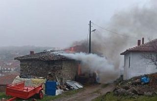 Sındırgı’da yanan ev kullanılamaz hale geldi