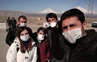 Sınıra giden gazetecilerden Korona önlemi