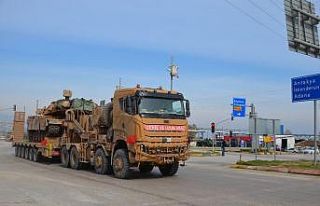 Sınıra tank ve zırhlı araç sevkiyatı sürüyor