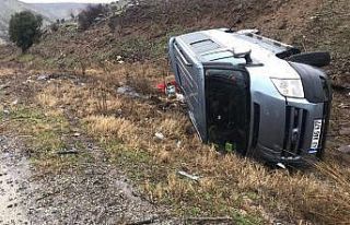 Ticari araç şarampole devrildi: 5 yaralı