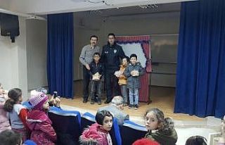 Tokat Polisinden çocuklara Karagöz hediyesi