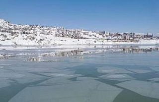Tunceli’de baraj gölünün bir bölümü buz tuttu