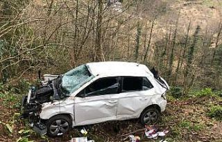 Virajı alamayan otomobil uçuruma yuvarlandı: 4...