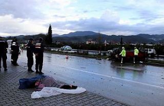 Yağışta kontrolden çıkan otomobil takla attı:...