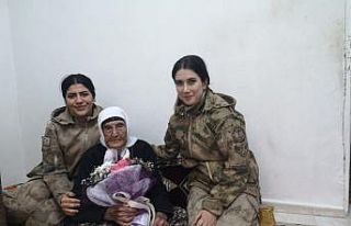 114 Yaşındaki Fatma ninenin kadınlar günü kutlandı