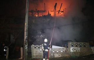2 katlı kullanılmayan bina alev alev yandı