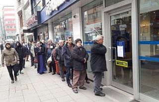 65 yaş yasağına rağmen para çekme inadı