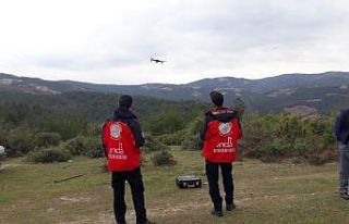 80 kişilik ekip hem havadan, hem karadan arıyor