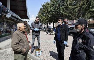 86 yaşındaki dede Salı Pazarında ekiplere yakalandı