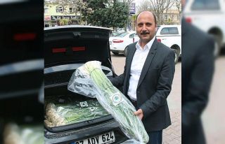 8 belediye başkanına 8 koli sarımsak