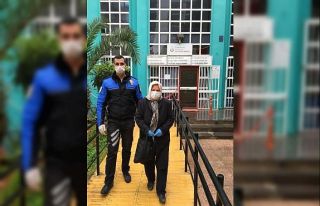 Acil ihtiyacı olan yaşlılara polis eşlik etti