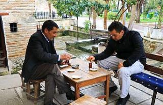 Adana’da kıraathaneci ve vatandaşlar yasağa uymadı
