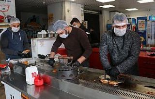 Adanalı esnaf maske, eldiven ve boneyle çalışıyor