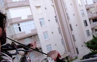 Adanalı kemancı evinden çıkmayan komşularına...