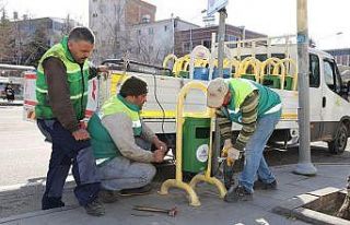 Adıyaman’da eskiyen çöp kovalarını yeniliyor