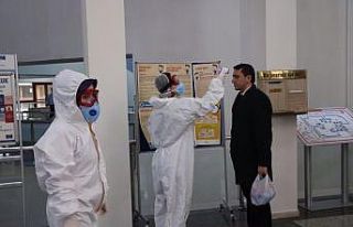 Adliyeye ateşlerini ölçtürüp giriyorlar