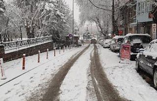 Afyonkarahisar’da kar kalınlığı 5 santimetreyi...