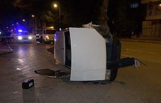 Ağaca çarpan otomobil yan yattı, sürücüsü ise...