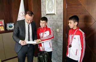 Ağrı Milli Eğitim Müdürü Tekin başarılı sporcuları...