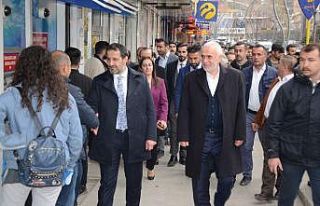 AK Parti heyeti esnafı ziyaret etti