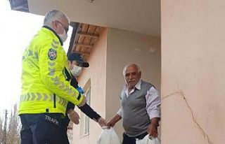 Akçadağ’da yaşlıların alışverişi polisten