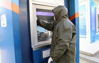 Akhisar Belediyesi ATM’leri dezenfekte ediyor