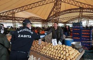 Akhisar’da zabıta ekipleri cuma pazarında koruyucu...