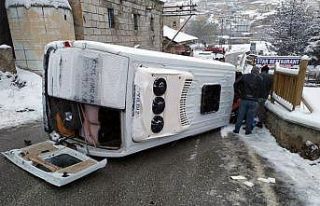 Aksaray’da hasta taşıyan minibüs devrildi: 2...