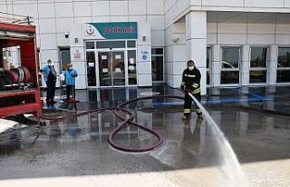 Aksaray’da itfaiye ekipleri hastane bahçesini dezenfekte...