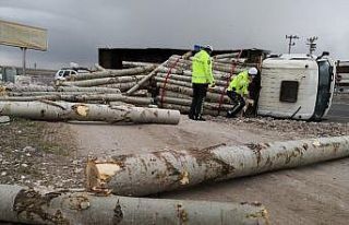 Aksaray’da tomruk yüklü kamyon devrildi, sürücü...