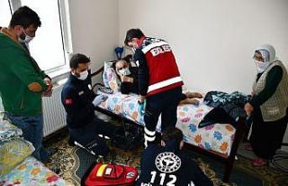 Aksaray’da UMKE ekibi yaşlıları evlerinde tedavi...