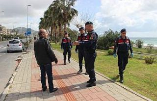 Alanya’da jandarma 5 ayrı dilde anons yaparak korona...