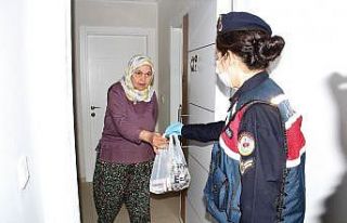 Alanya’da jandarma yaşlıların eli ayağı oldu