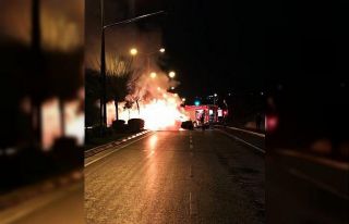 Alev alan araç içerisinde sıkışan sürücü yanarak...
