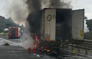 Alev alan tırı küle dönmekten itfaiye ekipleri...