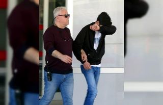 Alışveriş merkezinden giyim eşyası çalan çocuk...