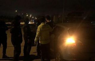 Alkol metreyi üflemeyen sürücü polisleri çileden...