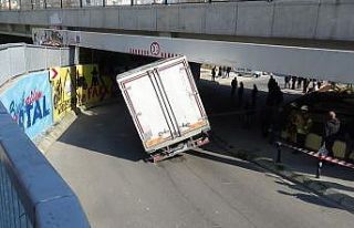 Altgeçitte ilerleyen kamyonet yol ile köprü arasına...