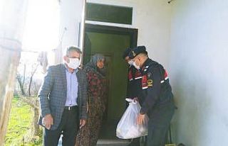 Amasya’da 65 yaş üstü vatandaşlara jandarmadan...