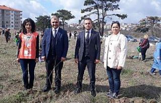 Anaokulu öğrencileri 250 fidanı toprakla buluşturdu