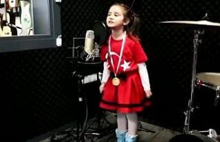 Anaokulu ve lise öğrencilerinden İstiklal Marşı...