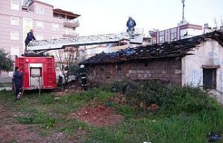 Antalya’da ahşap ev alev alev yandı