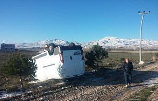 Antalya’da kamyonet tarlaya uçtu: 2 yaralı