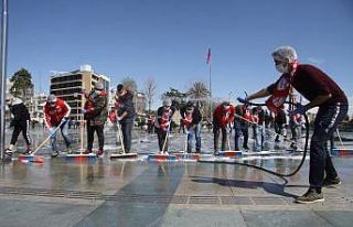Antalyaspor taraftarından meydan temizliği