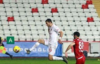 Antalyaspor’da savunmanın kalesi Veysel Sarı