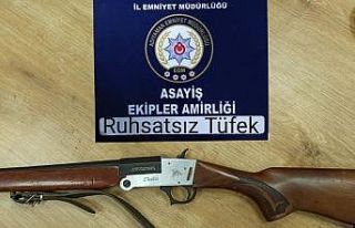 Araçlardan ruhsatsız tüfekler ele geçirildi