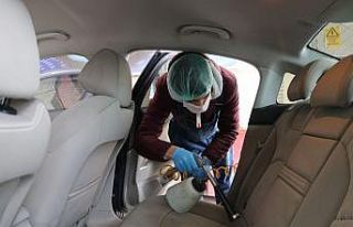 Araçlarını Koronavirüse karşı ozonla temizliyorlar