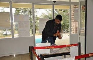 Arguvan’da resmi dairelere giriş ve çıkışta...