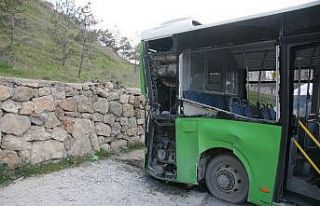 Arızalanan otobüs duvara çarparak durabildi